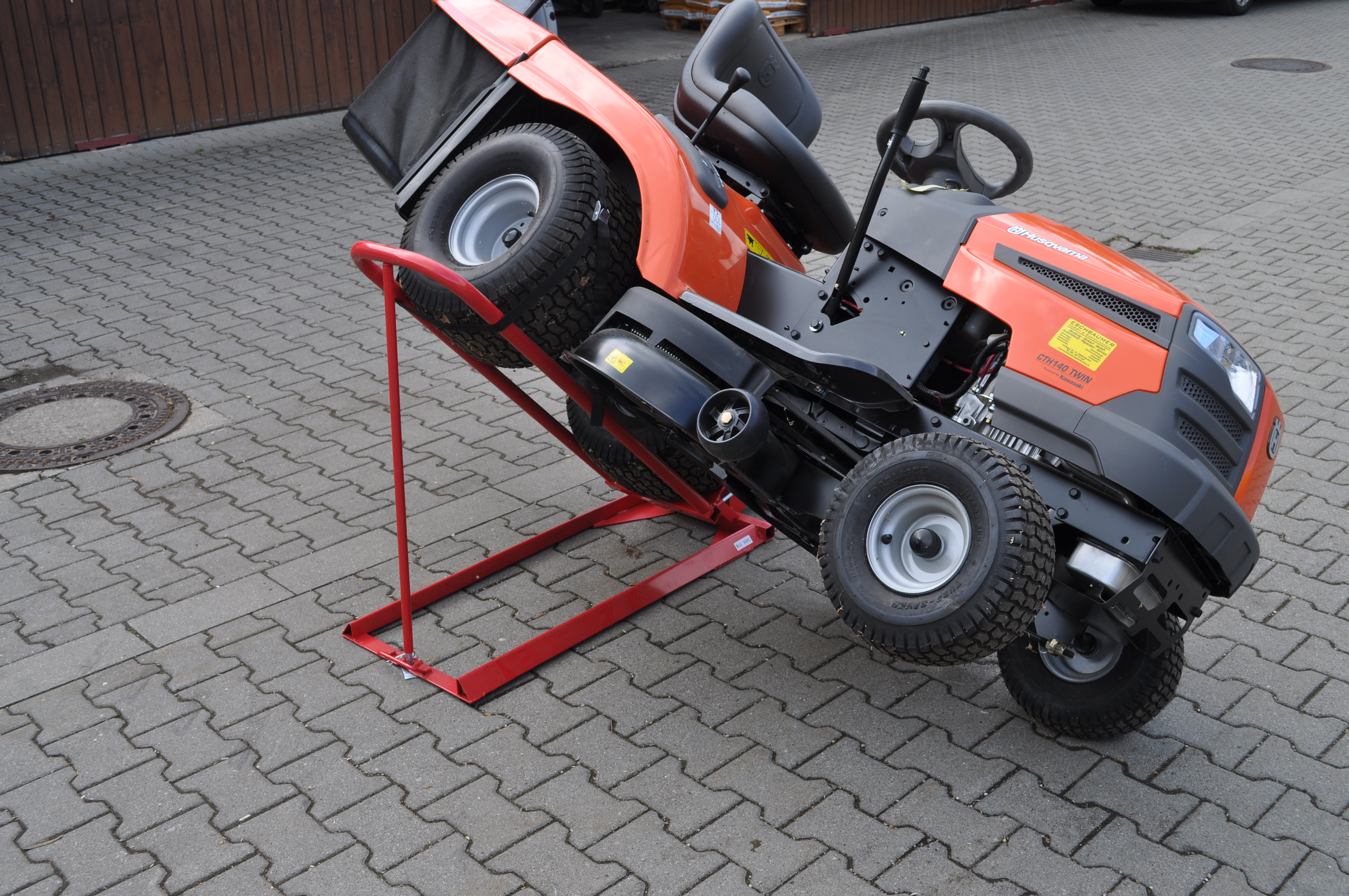 Oregon CLIPLIFT Kippvorrichtung mit Husqvarna Traktor