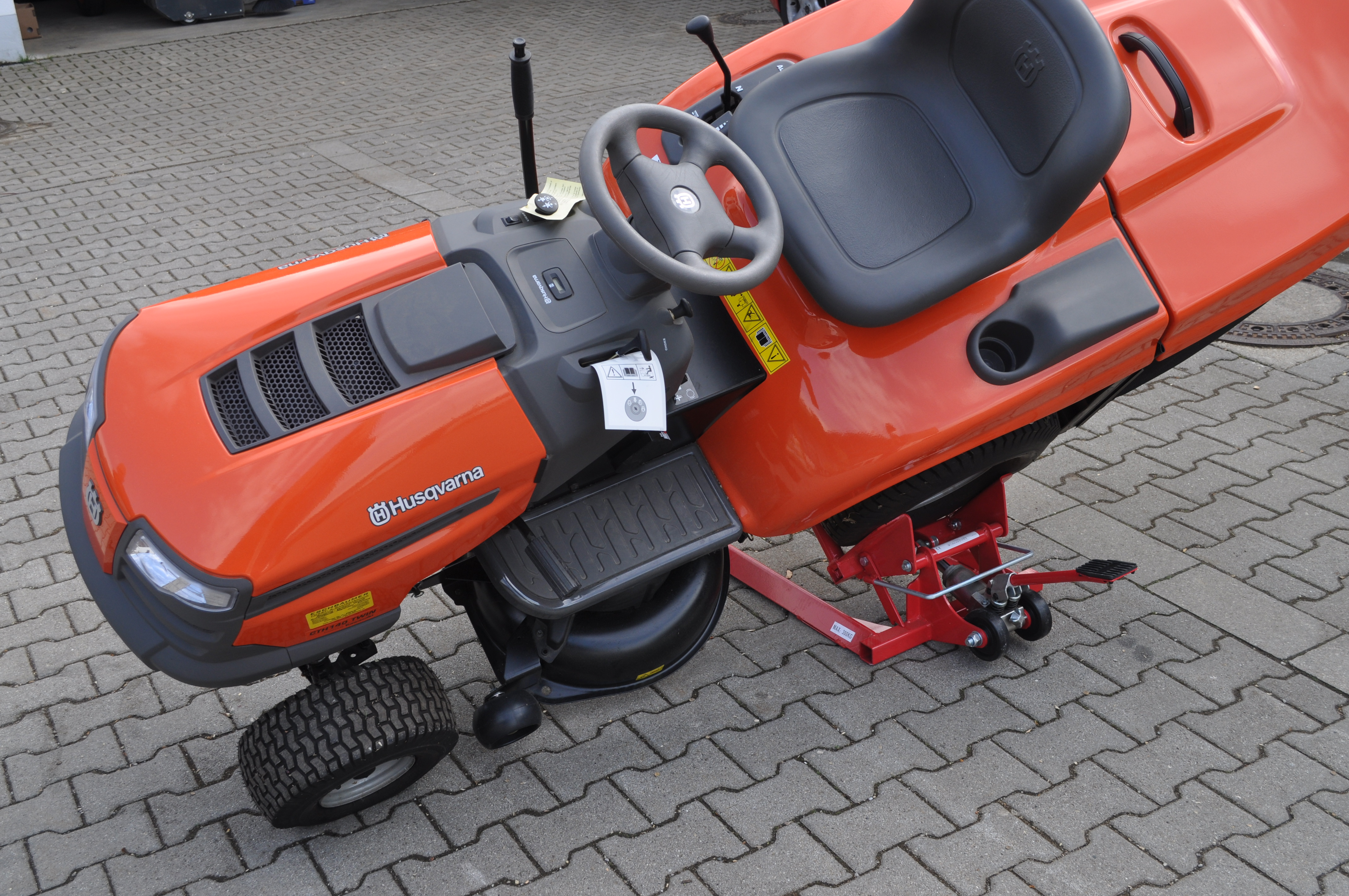 Oregon CLIPLIFT Kippvorrichtung mit Husqvarna Traktor