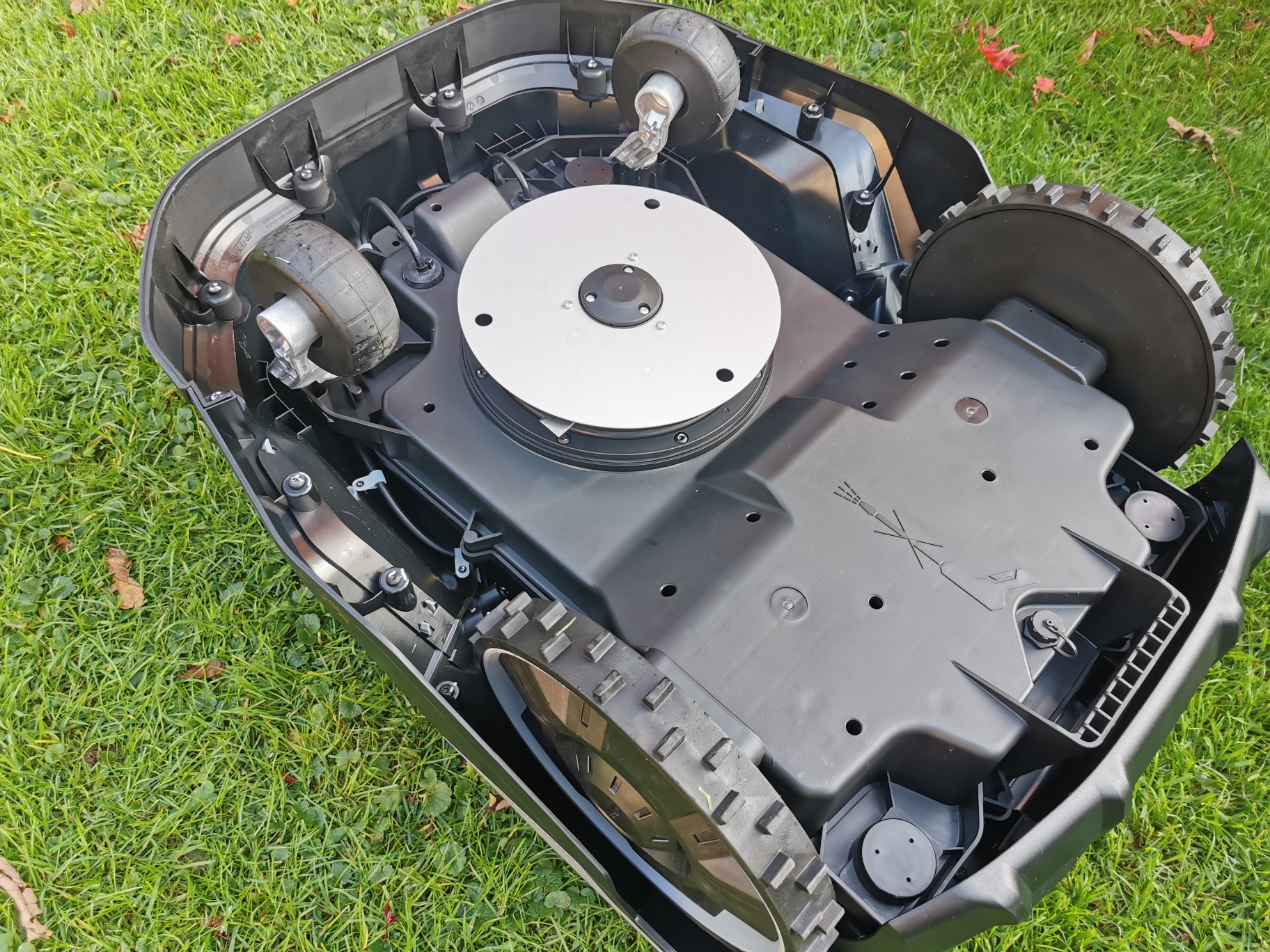 EGO Mähroboter RM2000E von unten
