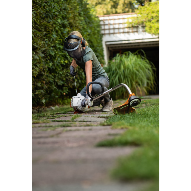 Stihl FS 38 Motorsense beim Starten